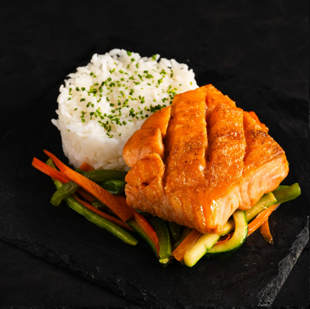 Salmon grillado con arroz